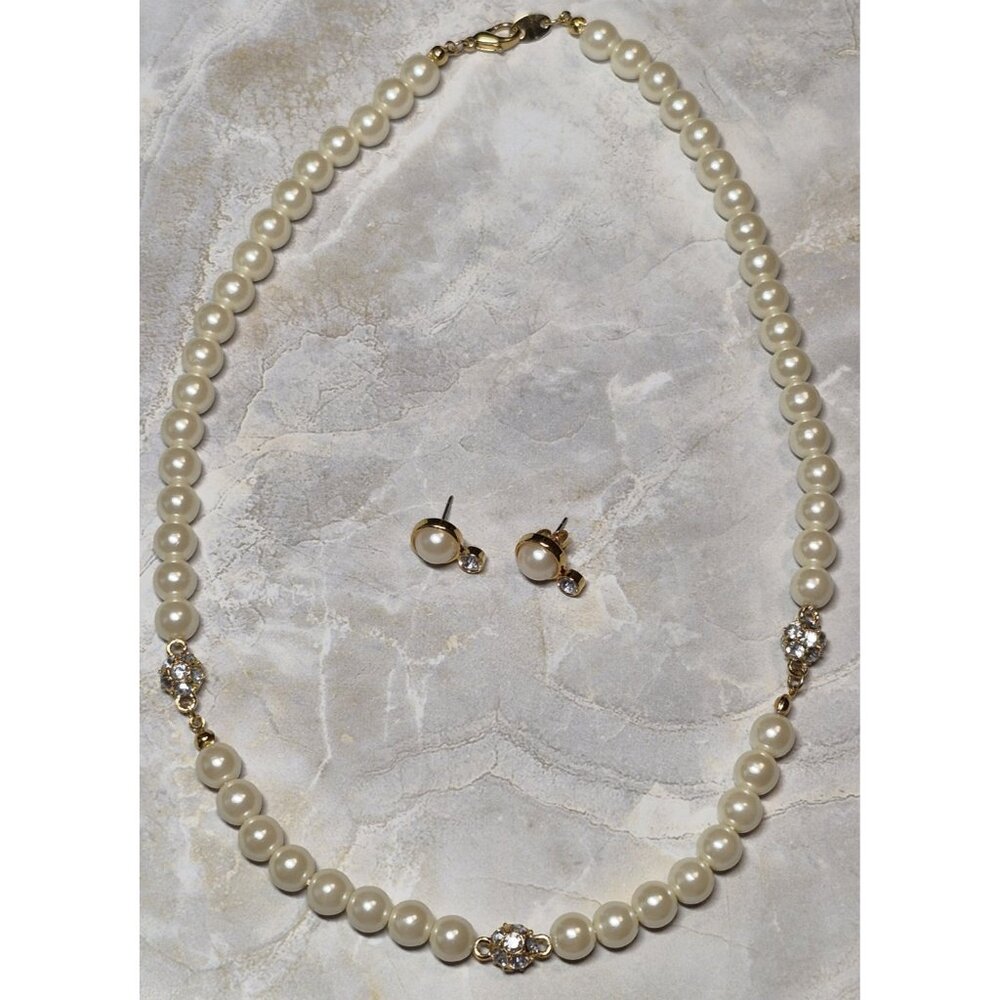 Avon Pearlesque Sparkle Gift Set Necklace & Matching Earrings Faux Pearls